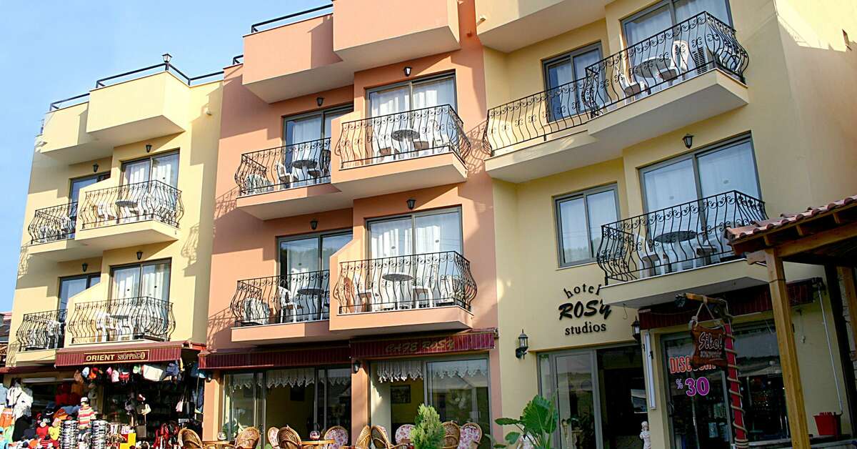 Een foto van de buitenkant van Rosy Suites