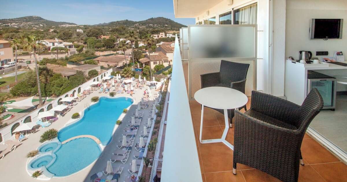 Een foto van het zwembad bij Catalonia del Mar