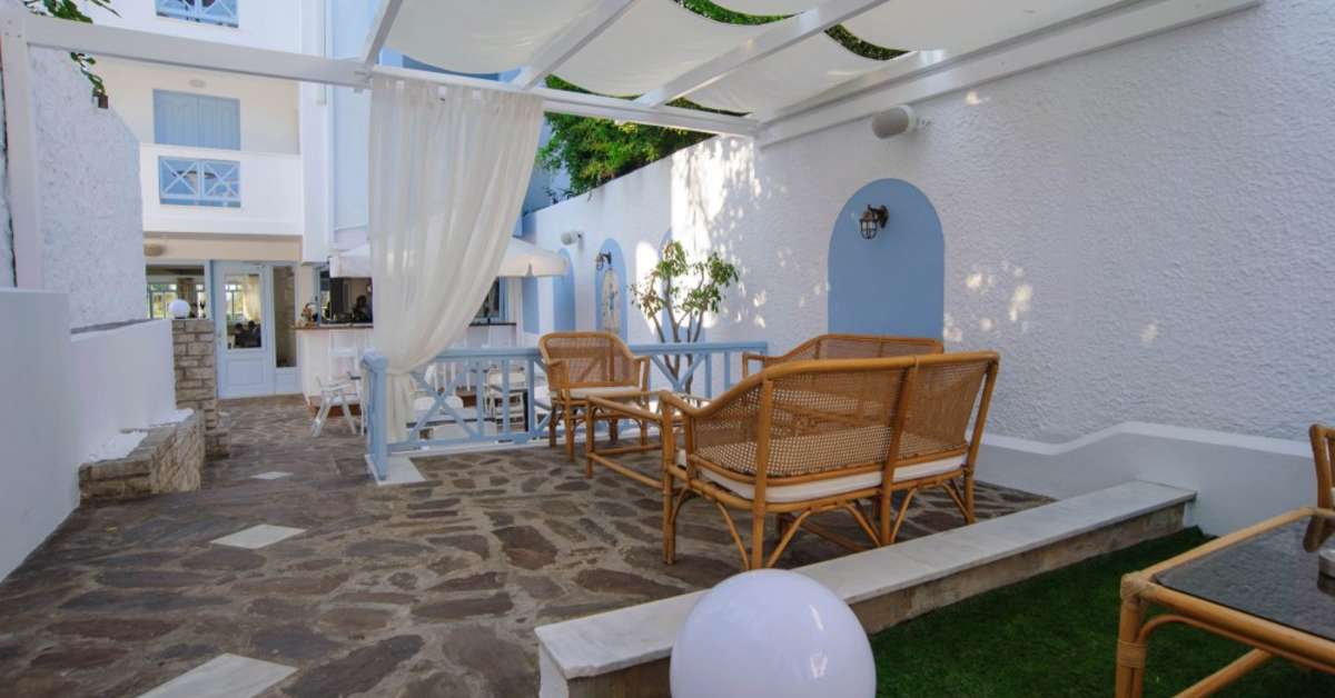 Een foto van het terras bij Erato Seaside Hotel