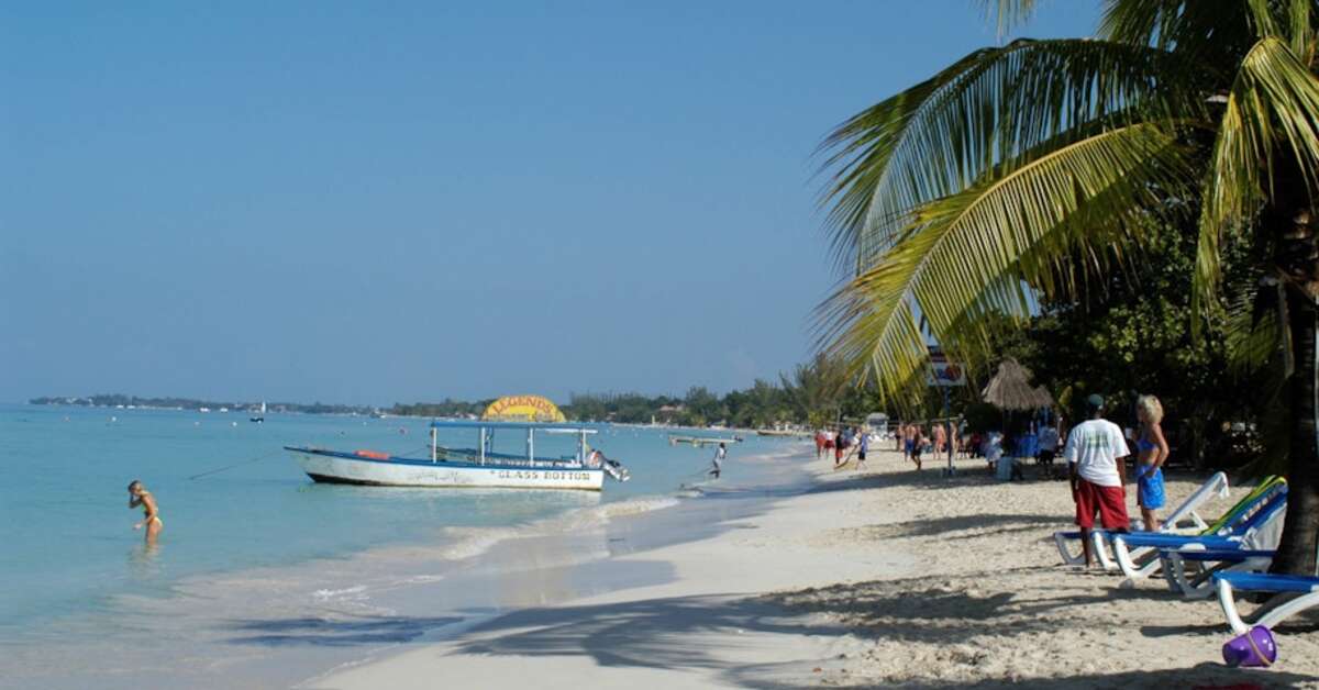 Een foto van het strand bij Legends Beach Resort