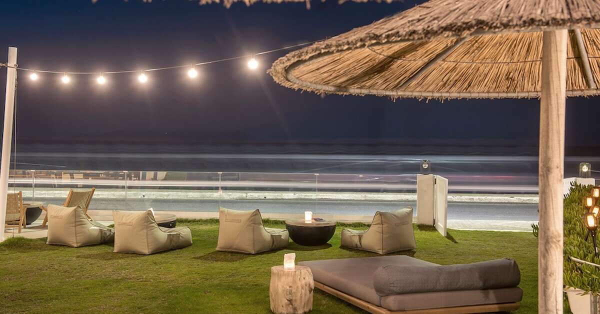 Een foto van het terras bij Enorme Maya Beach Resort