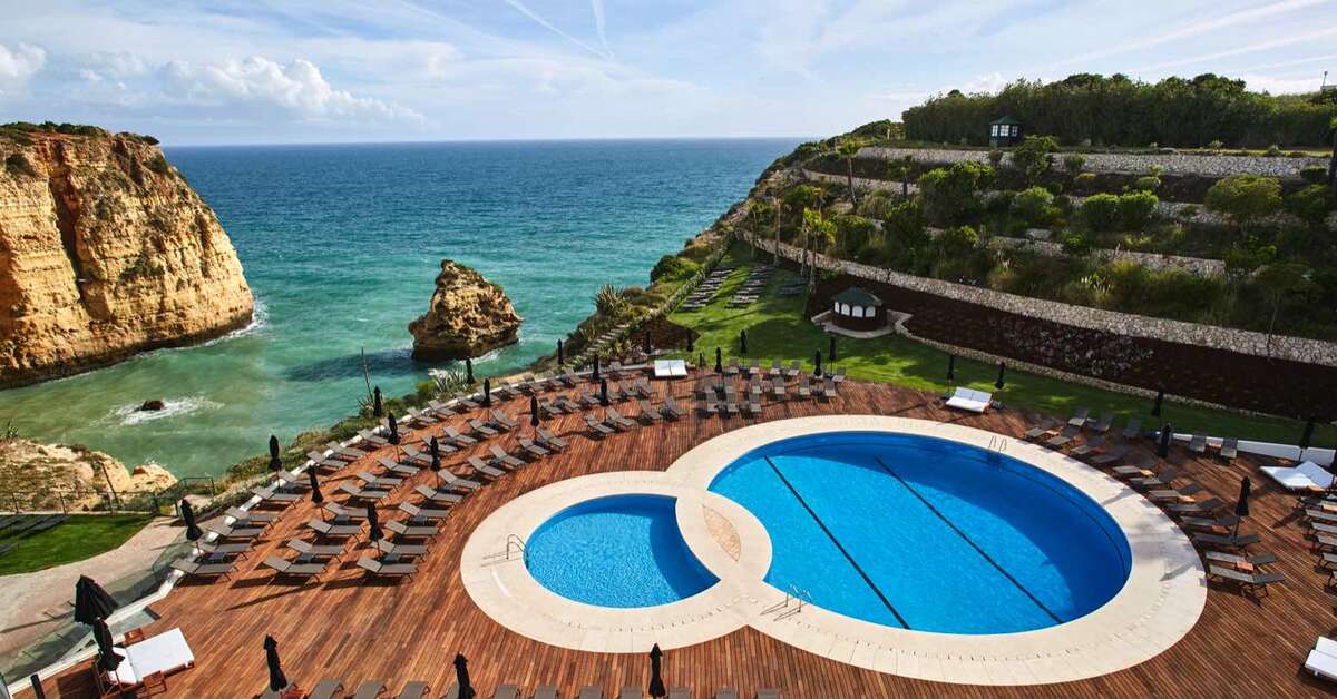 Een foto van het zwembad bij Tivoli Carvoeiro