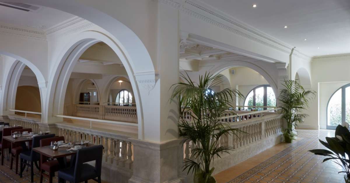 Een foto van het interieur van The Building