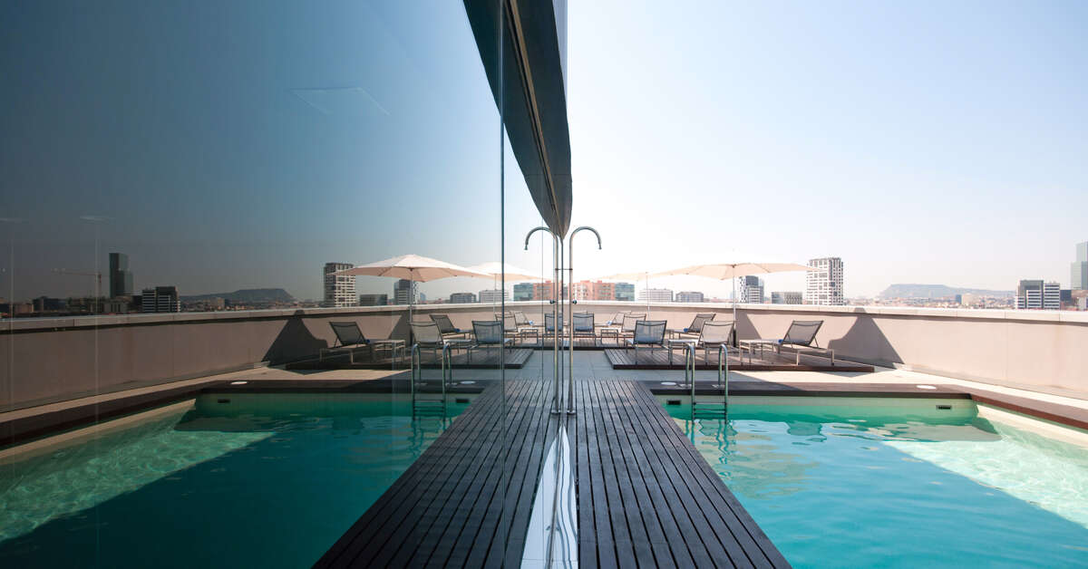 Ein Foto vom Pool im Hotel Barcelona Condal Mar Affiliated by Melia