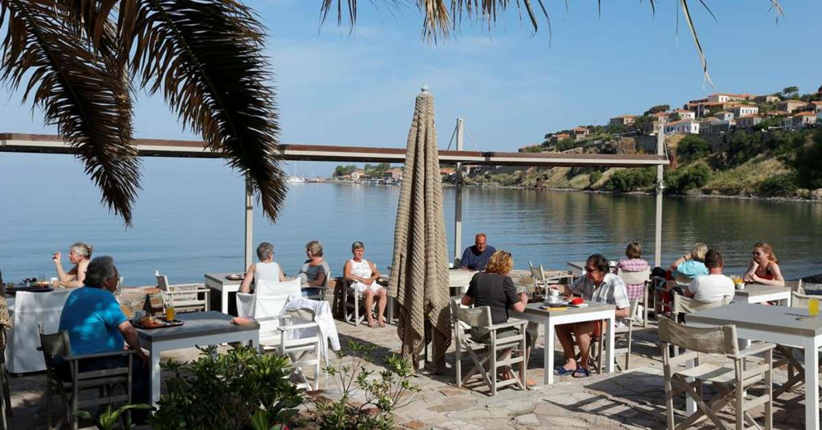 Een foto van het terras bij Olive Press Aparthotel