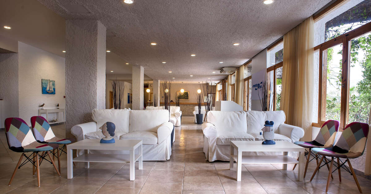 Een foto van het interieur van The Grove Seaside Hotel