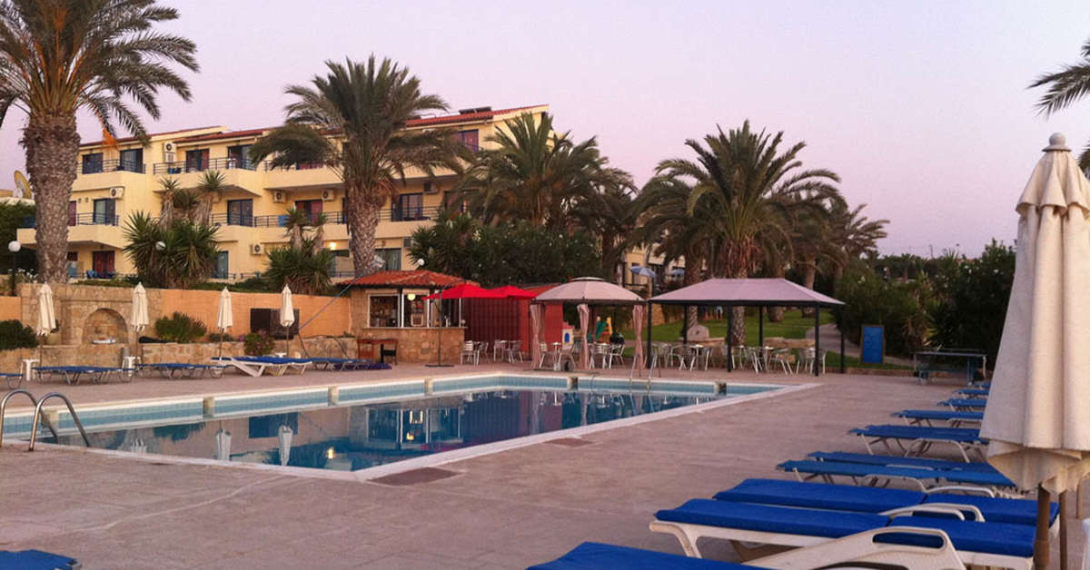 Een foto van het zwembad bij Vrachia Beach Hotel & Suites