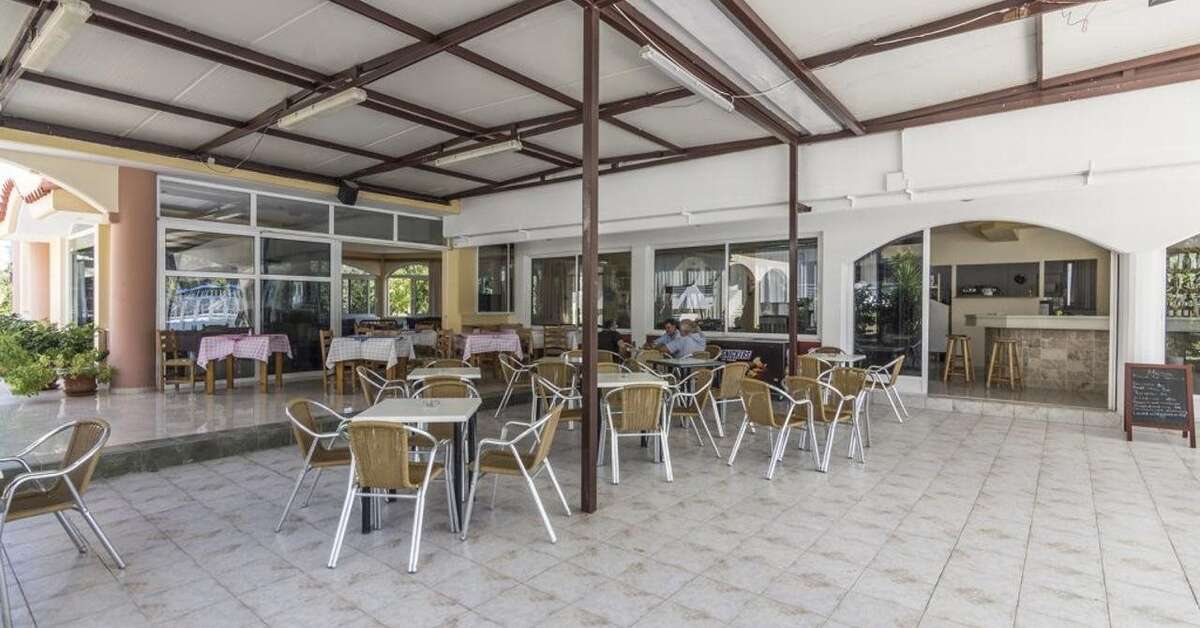 Een foto van het terras bij Tivoli Hotel