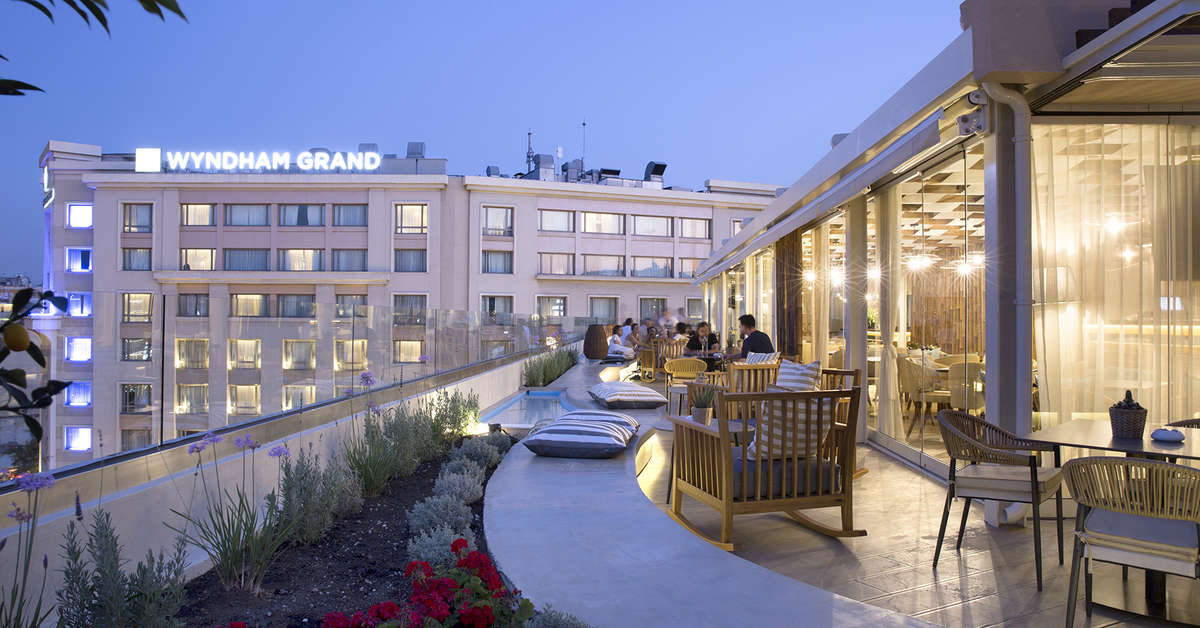 Een foto van de buitenkant van Zeus Essence Wyndham Athens Residence