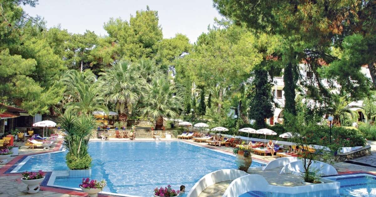 Een foto van het zwembad bij Porfi Beach Hotel