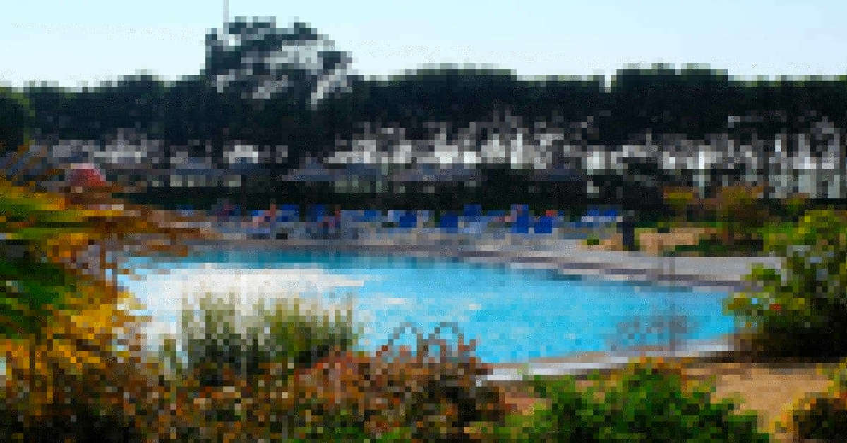 Een foto van het zwembad bij Axis Vermar Beach Hotel