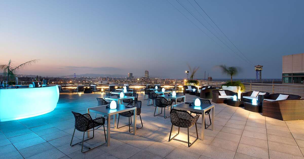 Een foto van het terras bij Eurostars Grand Marina Hotel