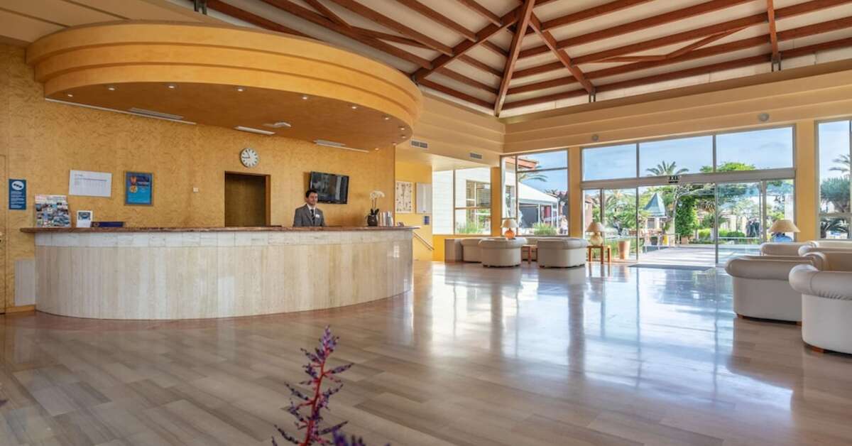 Een foto van het interieur van Hotel Zafiro Menorca