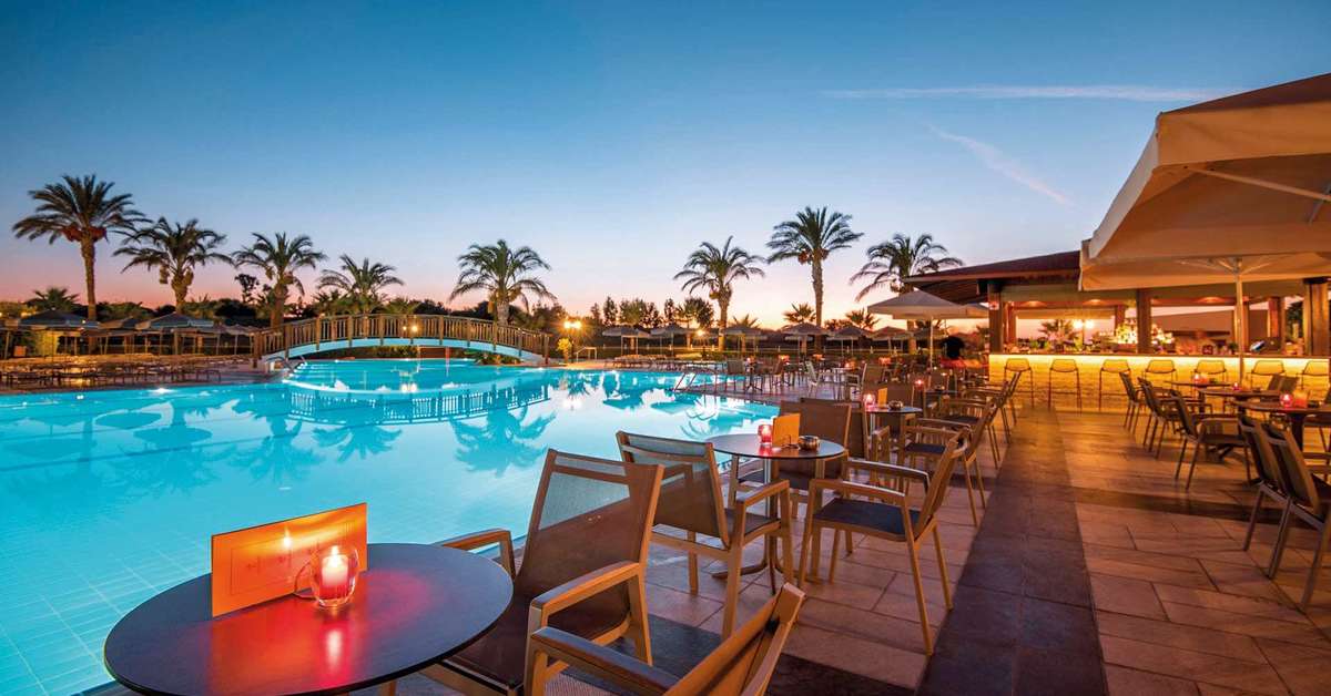 Een foto van het zwembad bij Horizon Beach Resort