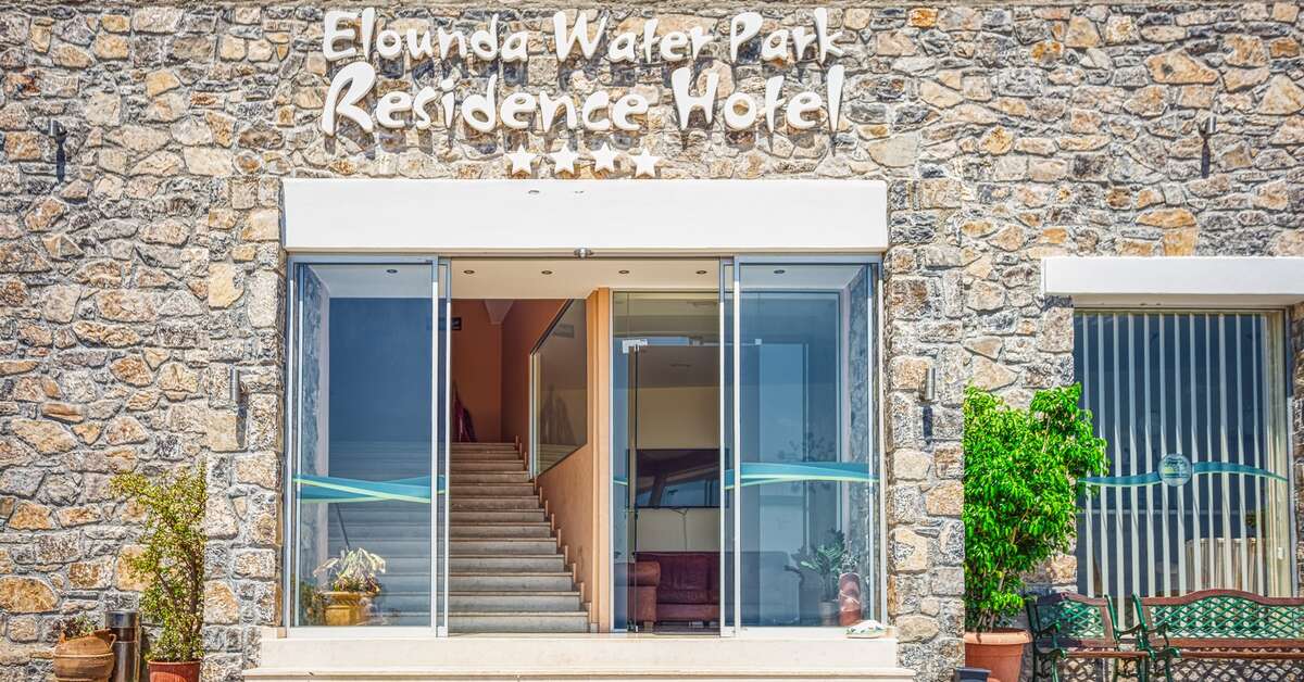 Een foto van de buitenkant van Elounda Water Park Residence Hotel