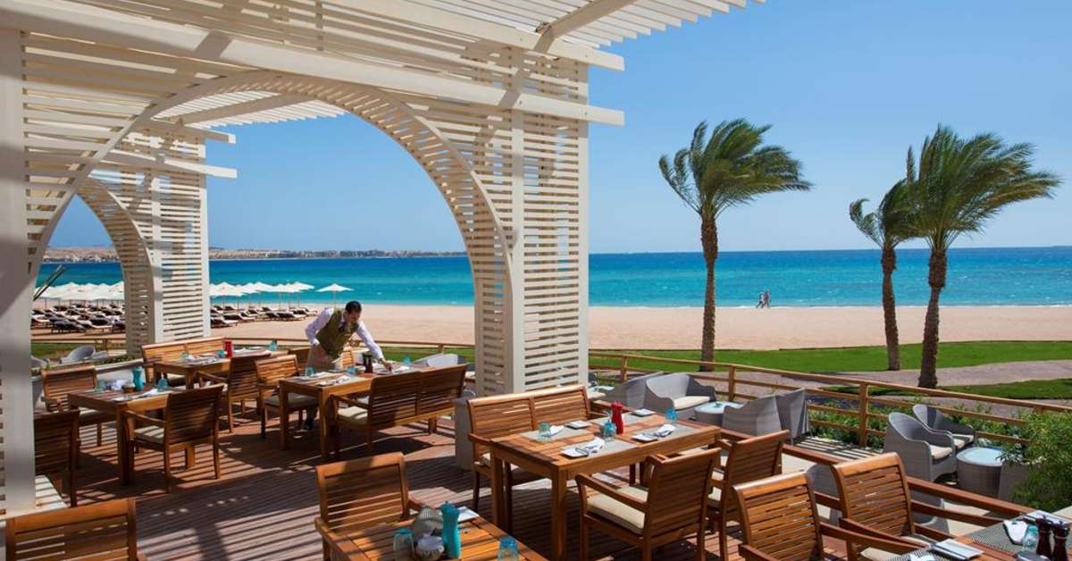 Een foto van het terras bij Baron Palace Resort