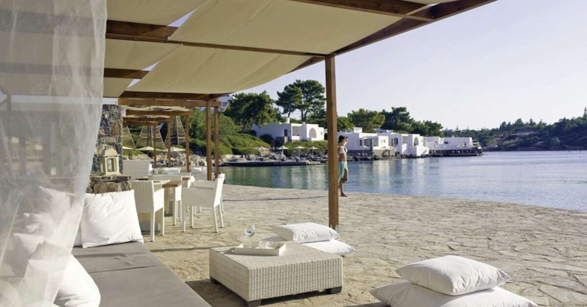 Een foto van het terras bij Minos Beach Art Hotel