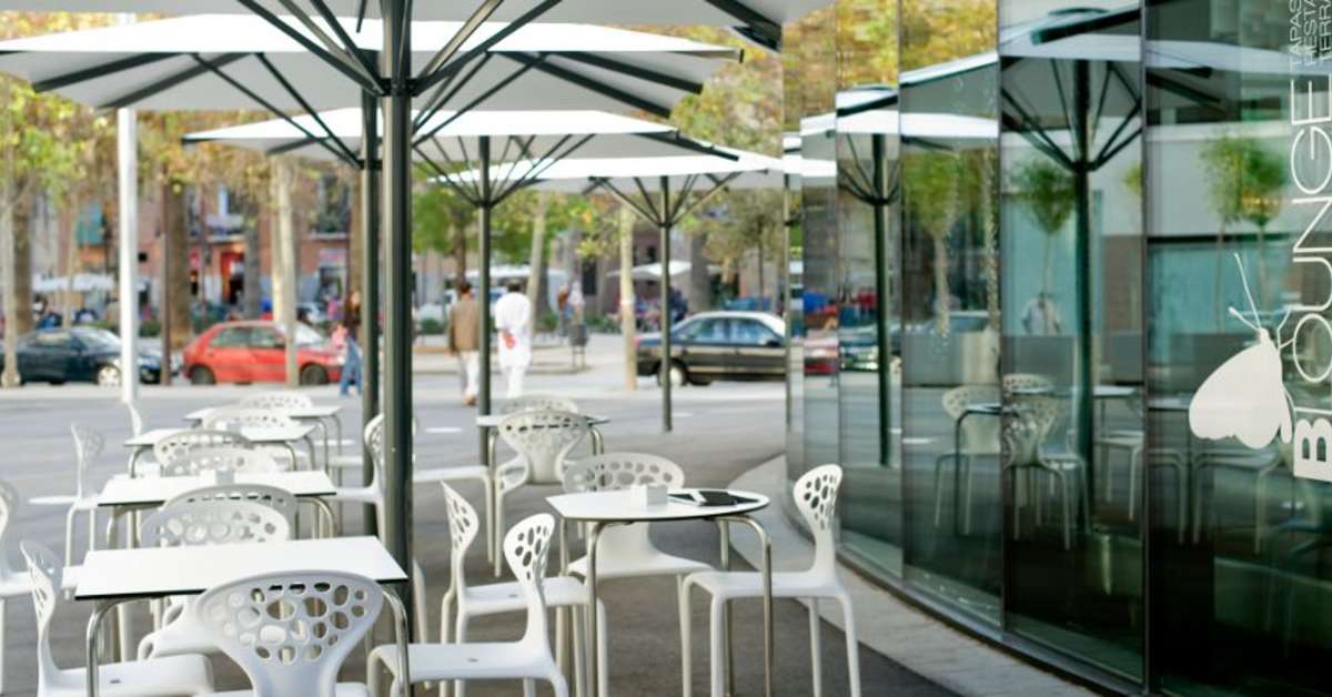 Een foto van het terras bij Barcelo Raval