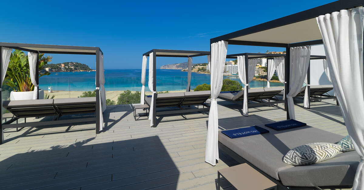 Een foto van het terras bij H10 Casa Del Mar