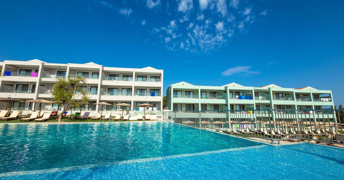 Een foto van het zwembad bij Aparthotel Robolla Beach
