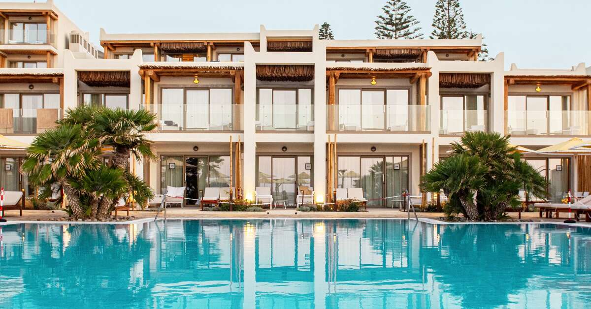 Een foto van het zwembad bij Mitsis Rinela Beach Resort & Spa