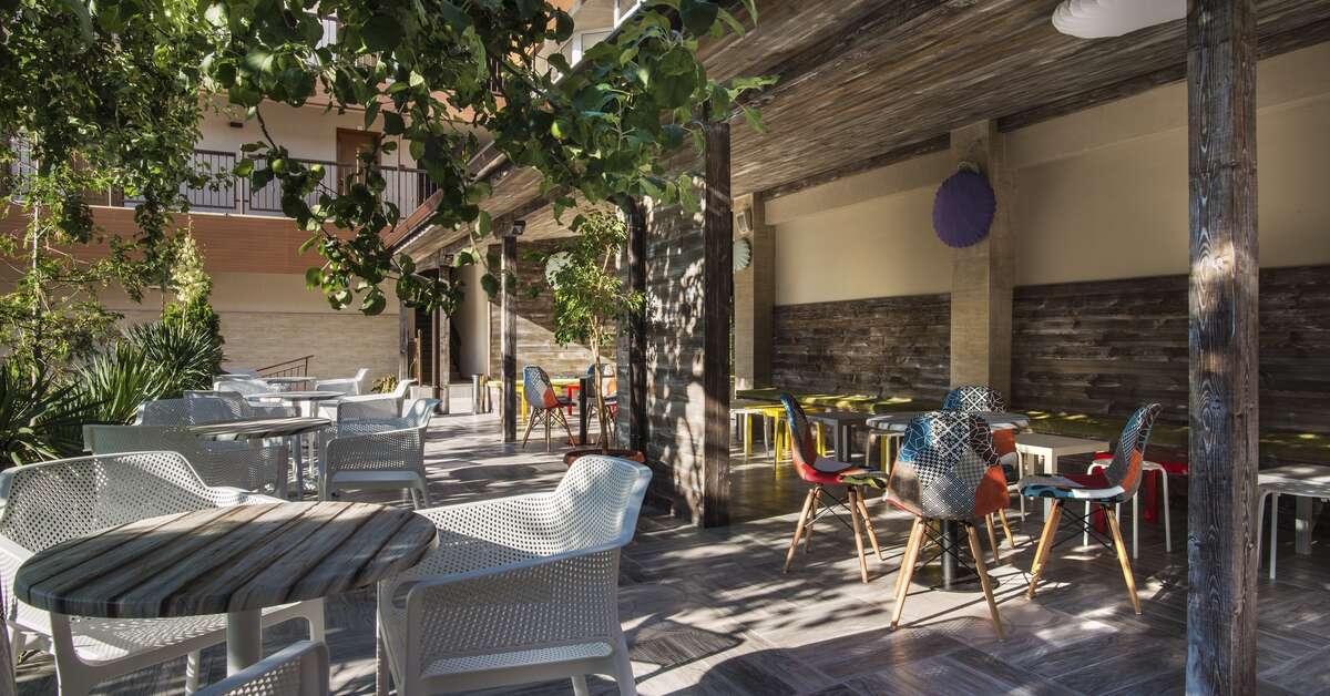 Een foto van het terras bij Hotel Imperial