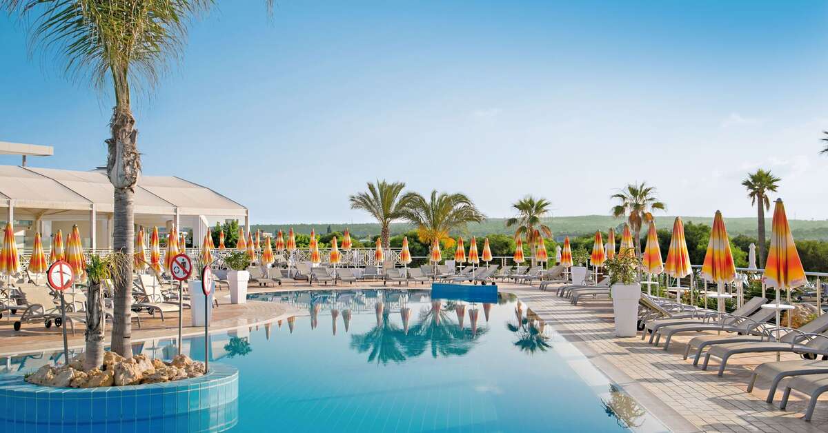 Een foto van het zwembad bij Asterias Beach Hotel