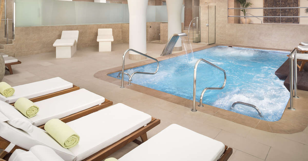 Een foto van het zwembad bij Palacio de Sancti Petri Gran Melia