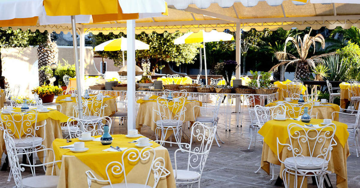 Een foto van het terras bij Albergo Parco delle Agavi