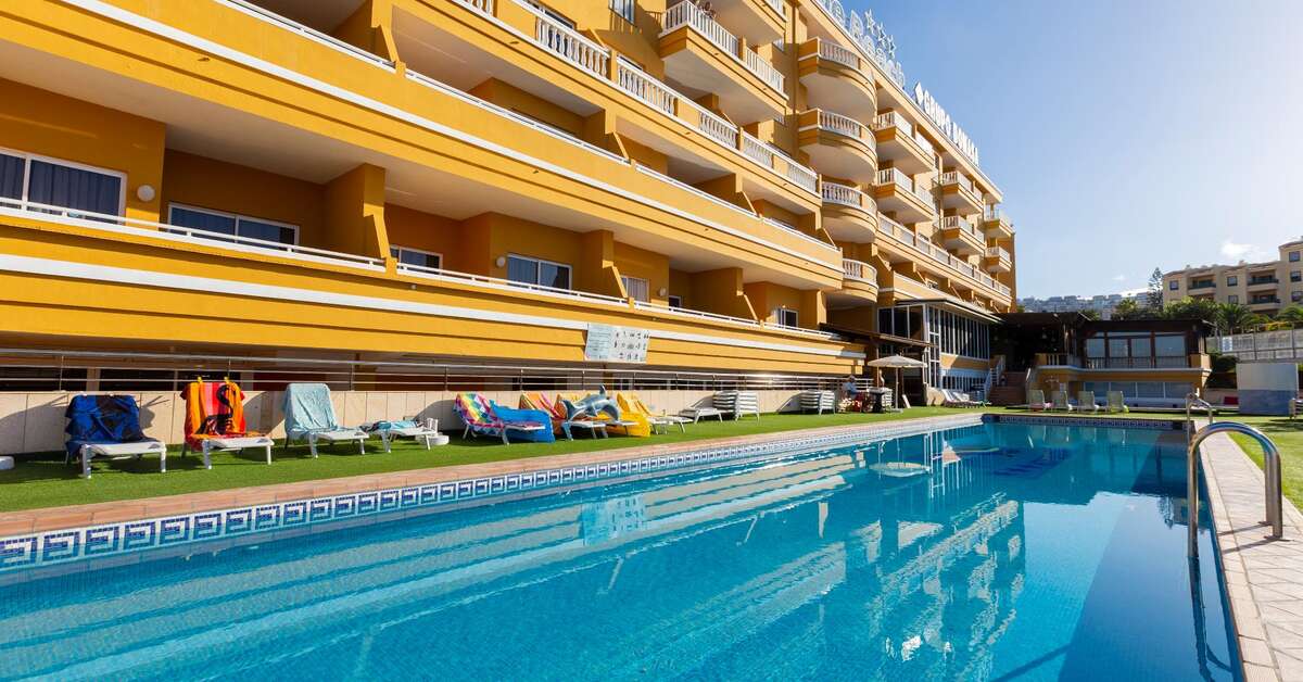 Een foto van het zwembad bij Hotel Villa de Adeje Beach