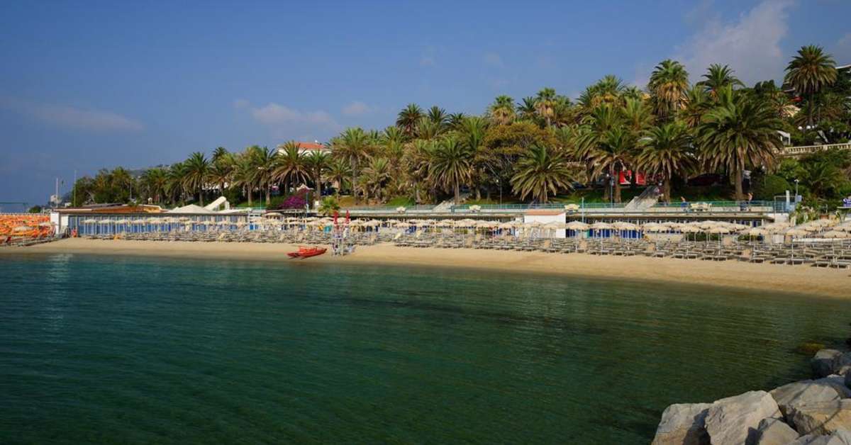 Een foto van het strand bij Royal Hotel San Remo