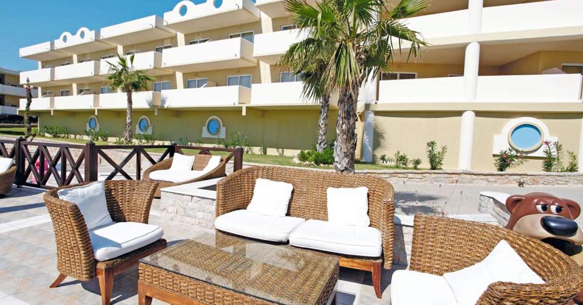 Een foto van het terras bij Kalithea Horizon Royal