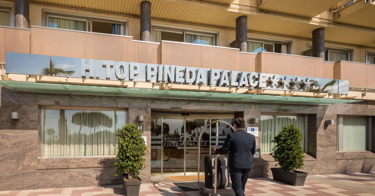 Een foto van de buitenkant van H-Top Pineda Palace