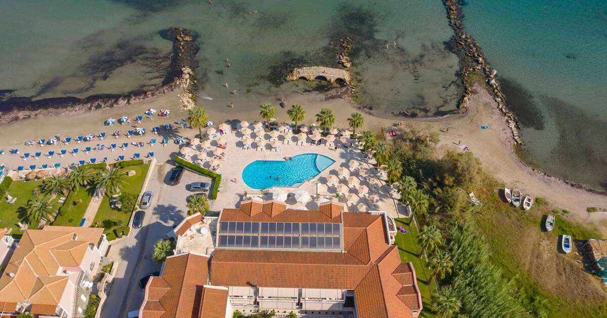 Een foto van het zwembad bij Xenos Kamara Beach Aparthotel