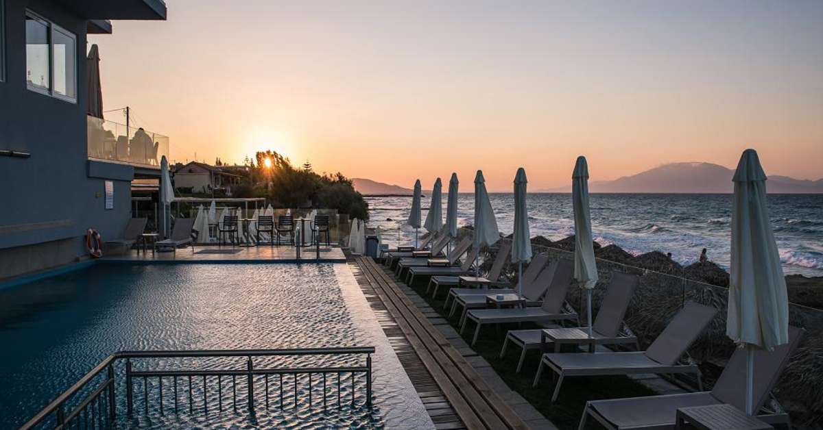 Een foto van het zwembad bij Golden Coast Resort
