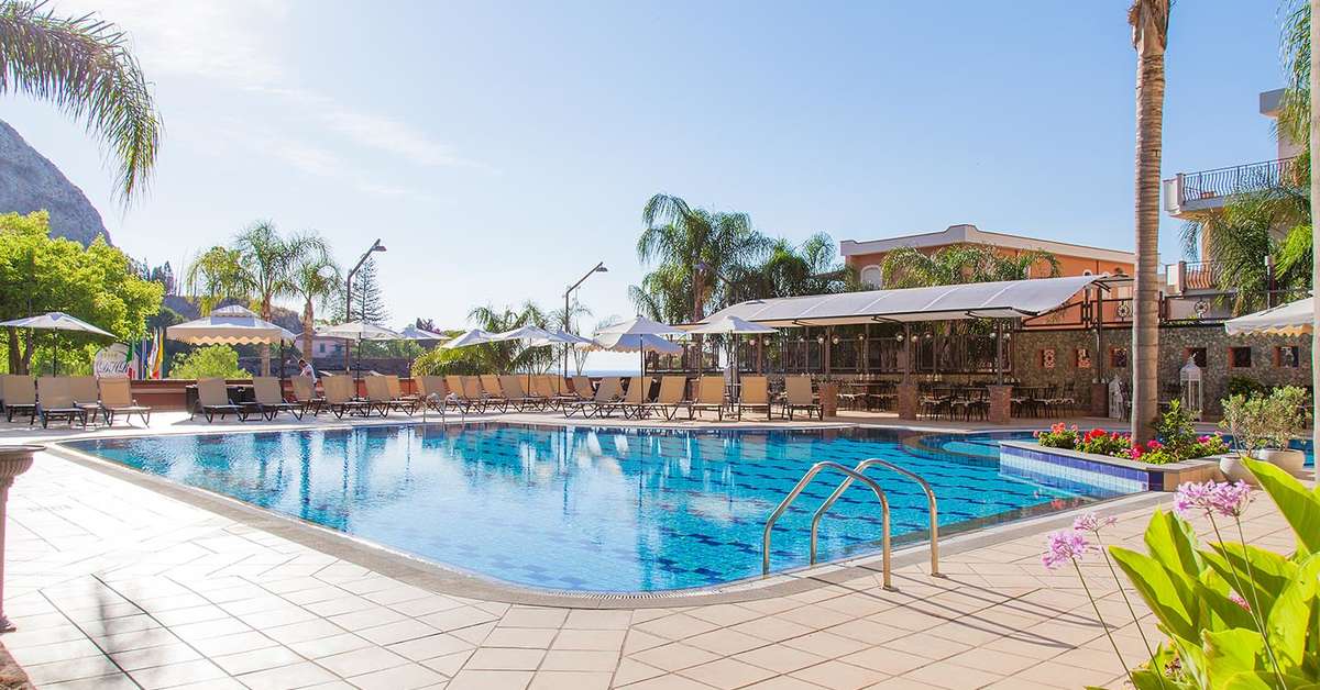 Ein Foto vom Pool im Diamond Naxos Taormina