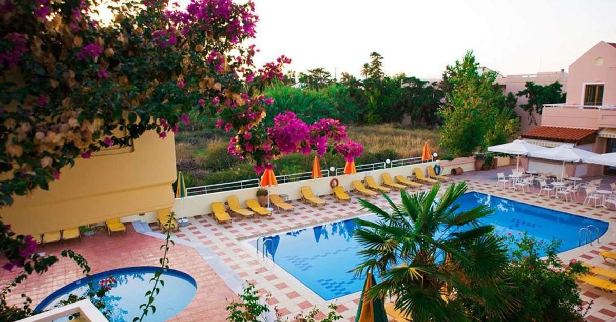 Een foto van het zwembad bij Oscar Village & Suites