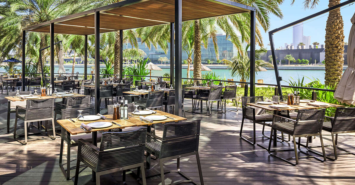 Een foto van het terras bij Beach Rotana