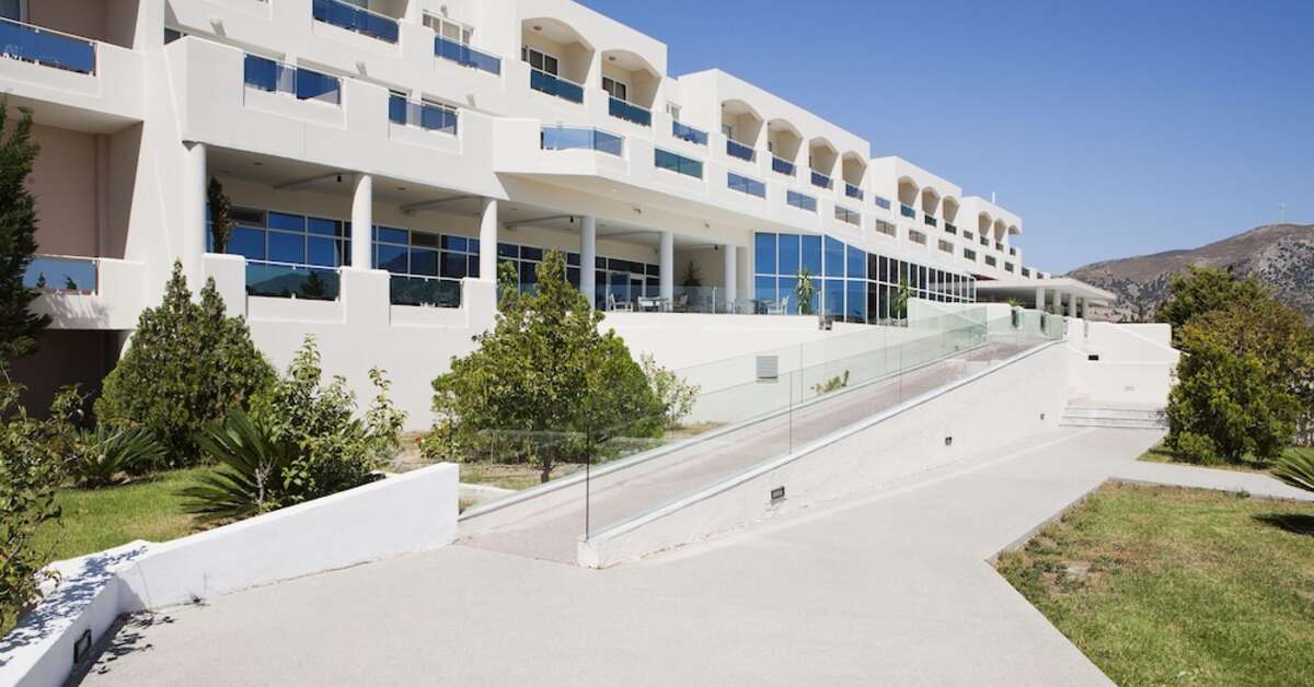 Een foto van de buitenkant van Sovereign Beach Hotel