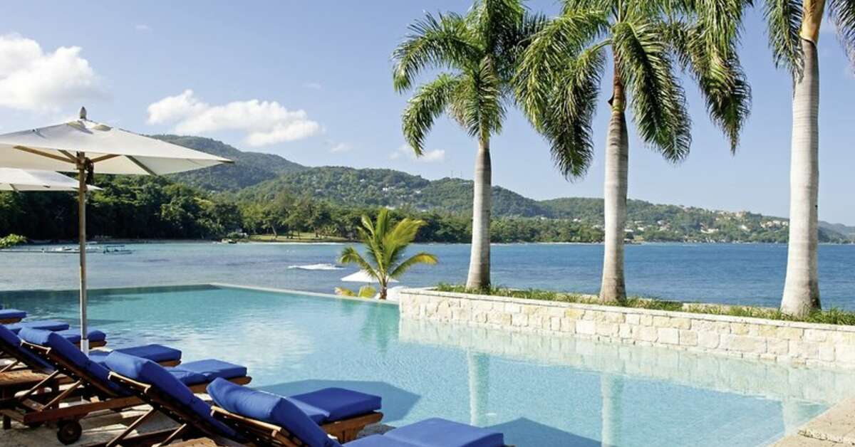 Een foto van het zwembad bij Round Hill Hotel & Villas
