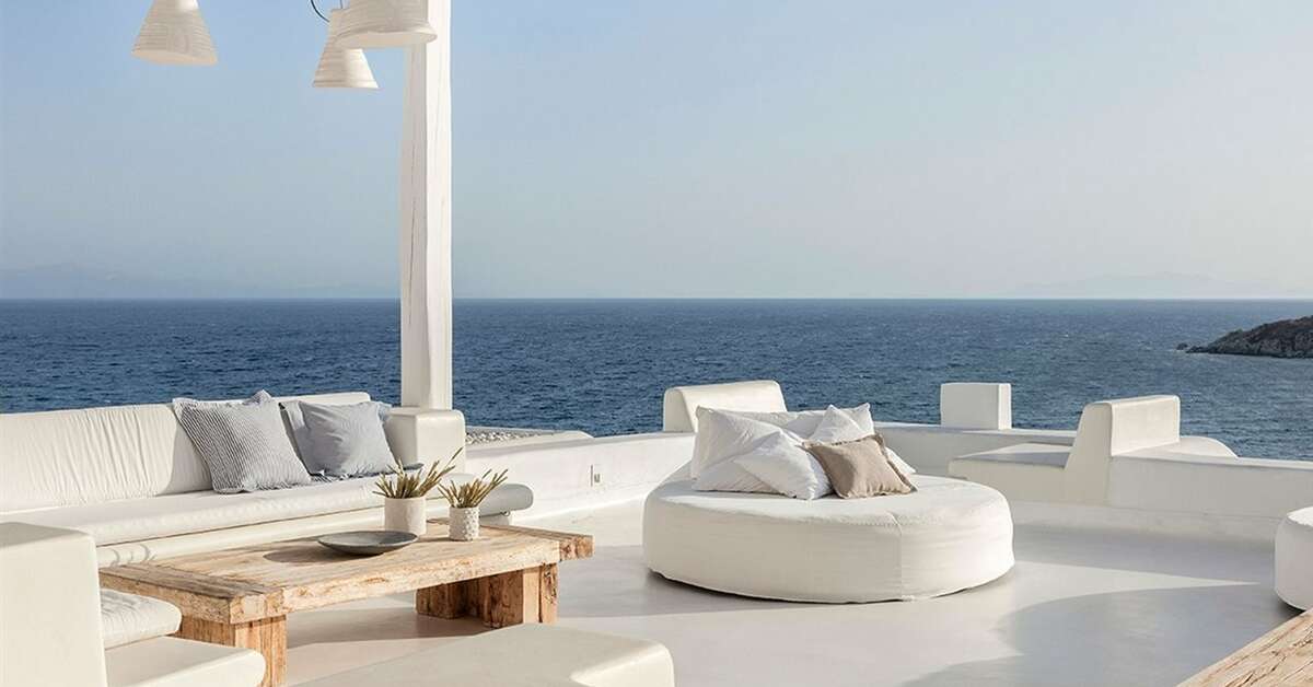 Een foto van het terras bij Mykonos Blu Grecotel Boutique Resort