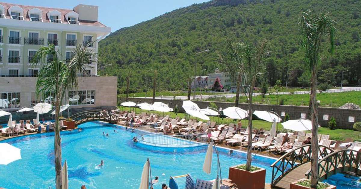 Een foto van het zwembad bij Meder Resort