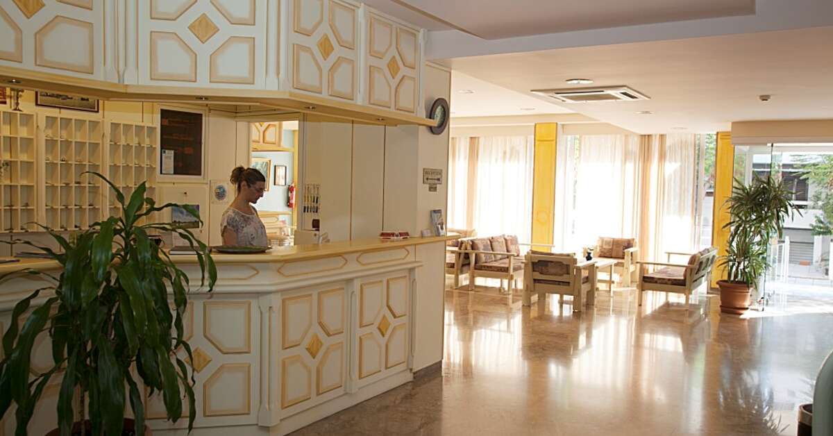 Een foto van het interieur van Theonia Hotel
