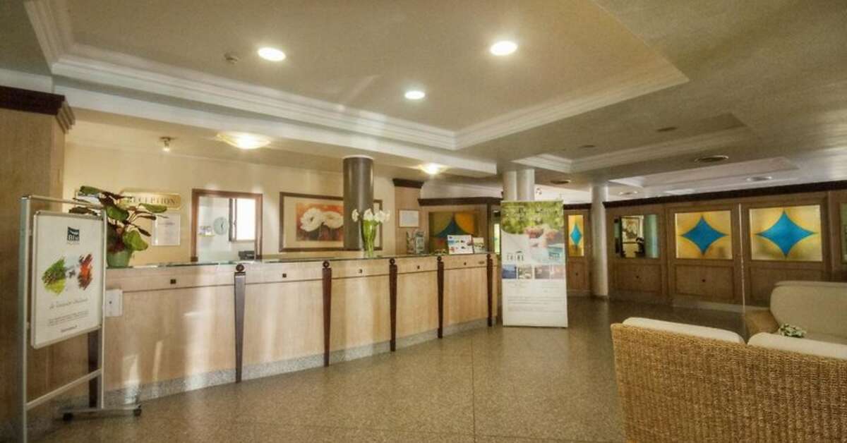 Een foto van het interieur van Rina Hotel