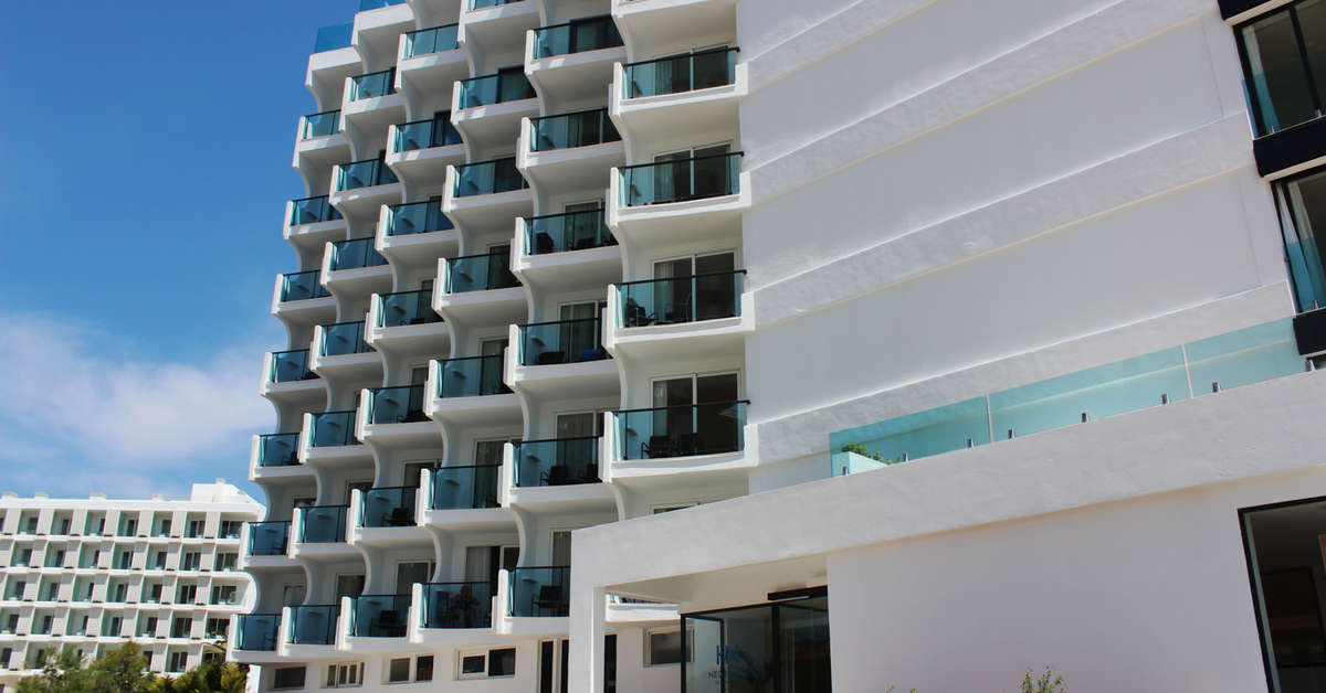 Een foto van de buitenkant van Negresco Beach Hotel
