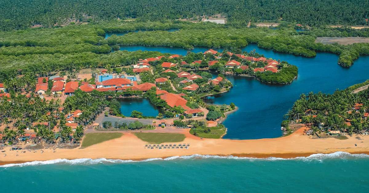 Een foto van de buitenkant van Club Palm Bay Hotel