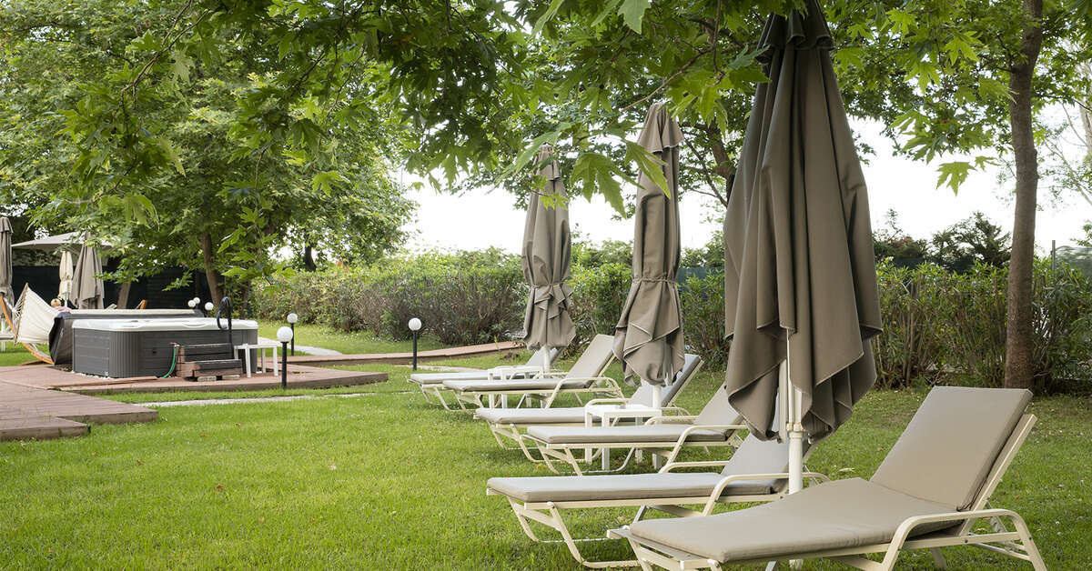 Een foto van het terras bij Olympian Bay Grand Resort