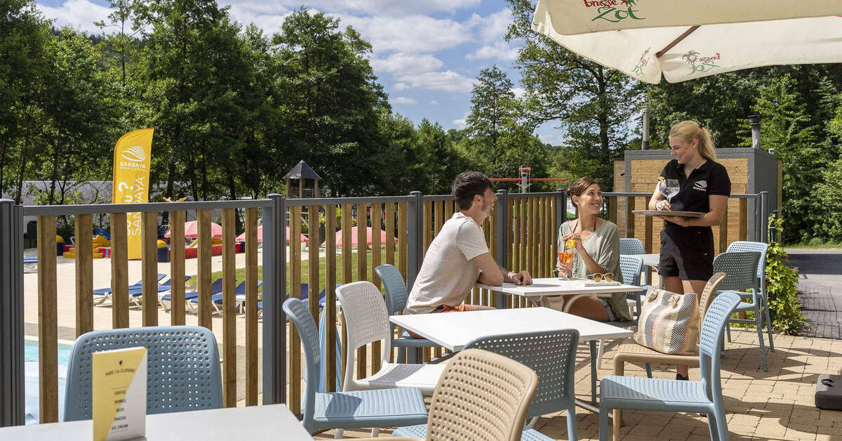 Een foto van het terras bij Parc la Clusure