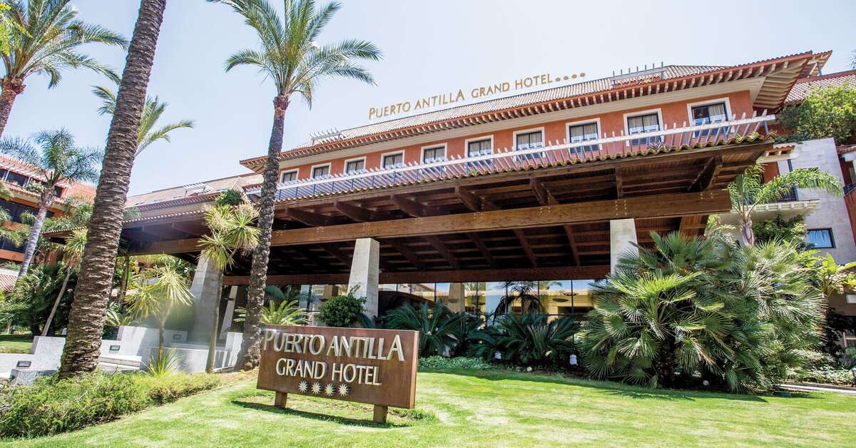 Een foto van de buitenkant van Puerto Antilla Grand Hotel