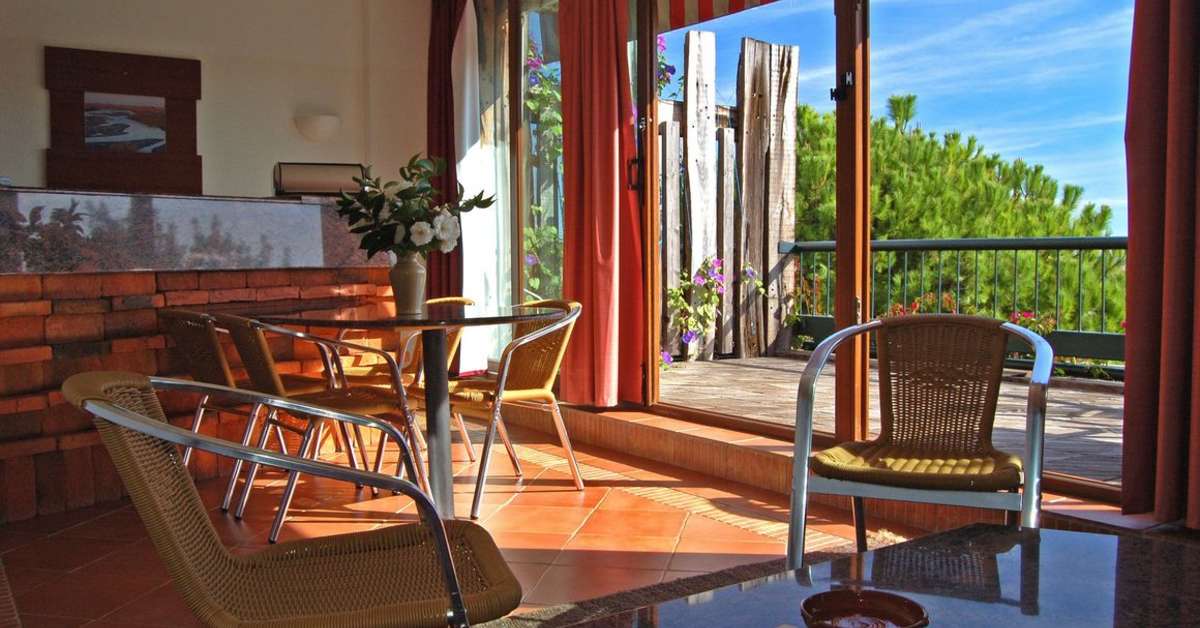 Een foto van het terras bij Pedras d'el Rei Resort